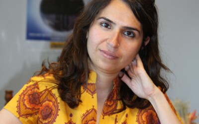 Wonen in een andere taal brengt je een stap dichter bij de poëzie – Dichteres Zeynep Köylü over een maand in Antwerpen